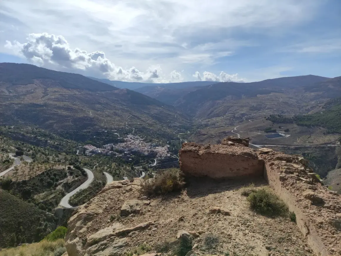 Vistas impresionantes de Bacares, un pueblo blanco en un valle rodeado de montañas y caminos sinuosos. Descubre qué ver en Bacares.