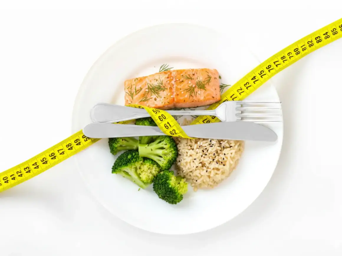 Gesundes Essen für schnelles Abnehmen: Lachs, Brokkoli und Reis, umgeben von einem Maßband.