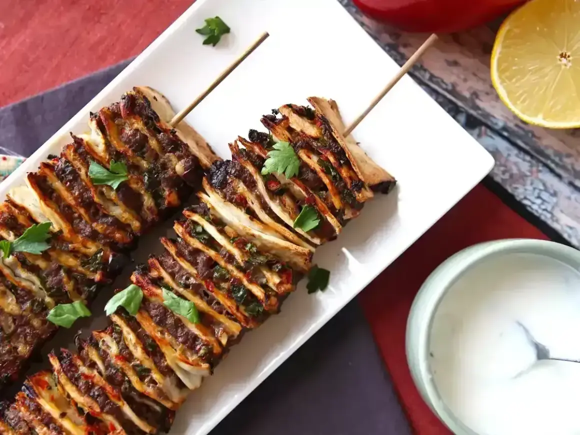 Läckra spett med köttfärs och grönsaker, perfekt för ett enkelt kebab recept. Serveras med en krämig sås.