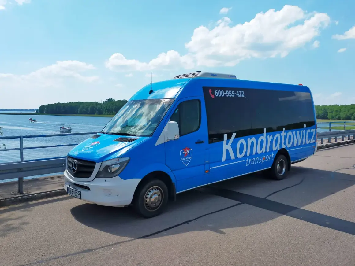Błękitny bus Kondratowicz Transport czeka na pasażerów. Zapewnia wygodny transport z Olsztyna na Lotnisko Chopina w Warszawie.