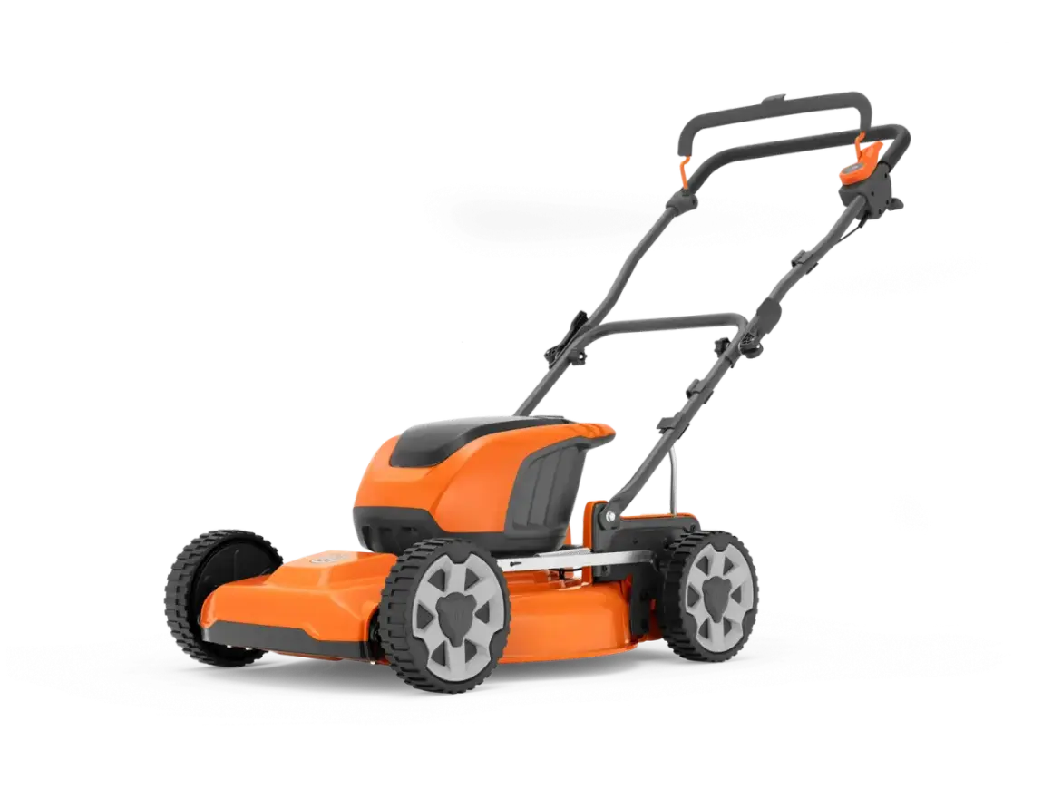 Pomarańczowa kosiarka akumulatorowa Husqvarna 246. Sprawdź jej husqvarna 246 dane techniczne, aby poznać możliwości.