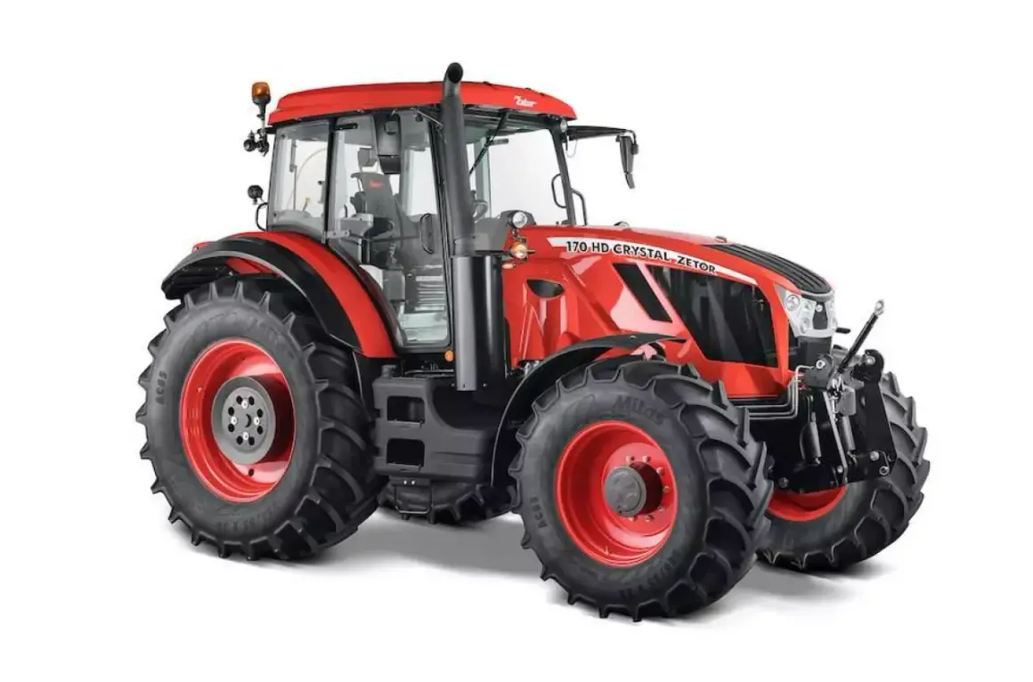 Czerwony ciągnik Zetor Crystal 170 HD z dużymi, terenowymi oponami i kabiną.