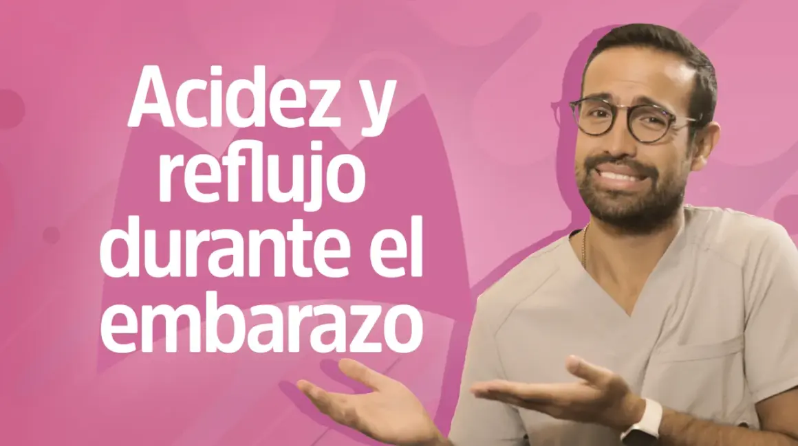Hombre con gafas y uniforme médico explica acidez y reflujo durante el embarazo, incluso en el primer trimestre.