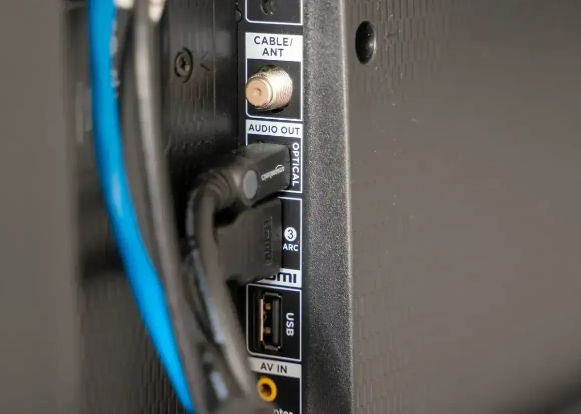 Złącza HDMI, USB i optyczne na telewizorze. Zastanawiasz się, hdcp co to? To zabezpieczenie treści, które chroni przed nielegalnym kopiowaniem.