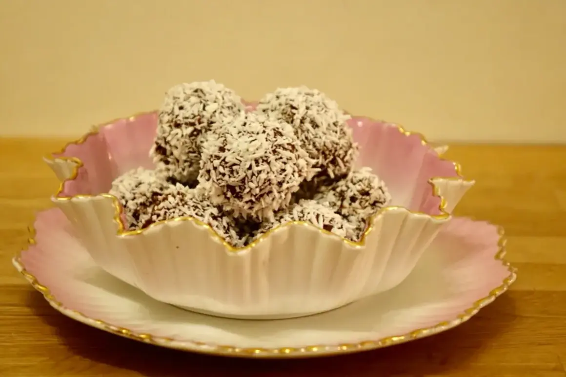 En skål med chokladbollar, perfekta för ett enkelt delicatobollar recept. Kokosflingor täcker de mörka bollarna.
