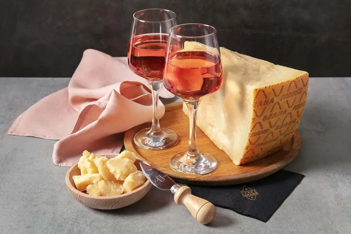 Un bicchiere di vino rosato e un pezzo di Grana Padano, un abbinamento perfetto per un aperitivo.