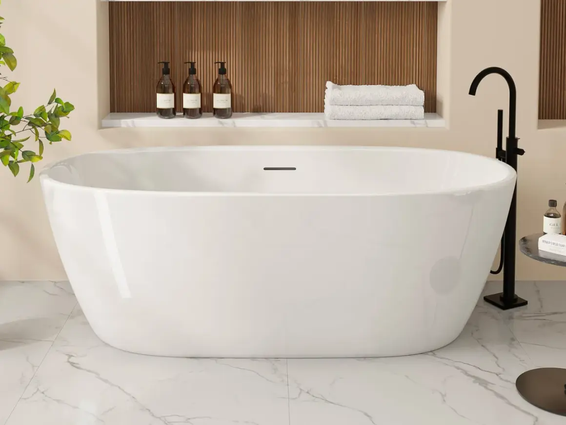 Une élégante baignoire îlot blanche, prête pour un moment de détente. La pose baignoire est mise en valeur par des accessoires de luxe.