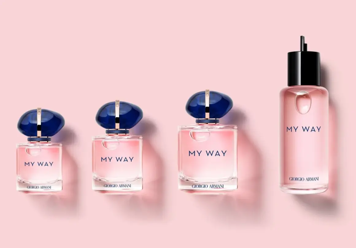 Perfumy damskie My Way Giorgio Armani w różowych flakonach z granatowymi nakrętkami. Różne rozmiary flakonów.