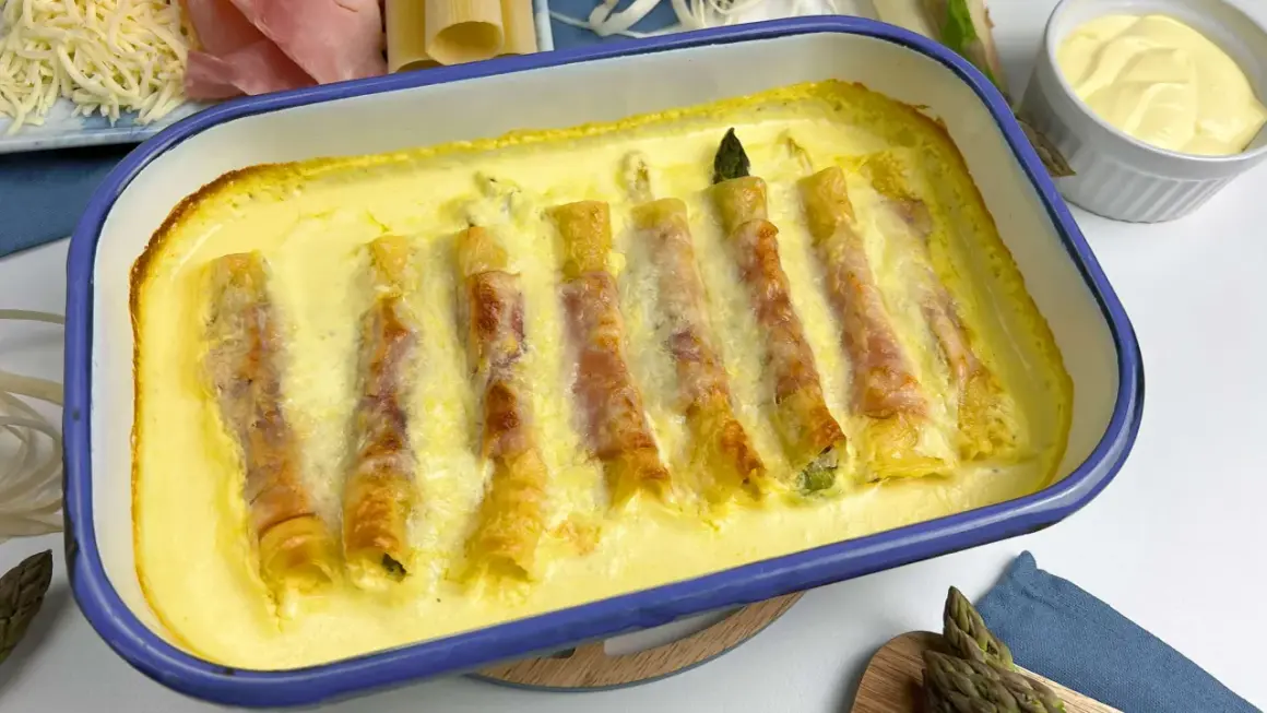 Überbackene Spargelröllchen in cremiger Sauce, ein köstliches Gericht, das Lust auf mehr macht.