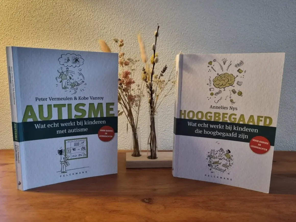 Twee boeken: 'Autisme' en 'Hoogbegaafd', die inzicht geven in kinderen op het spectrum.