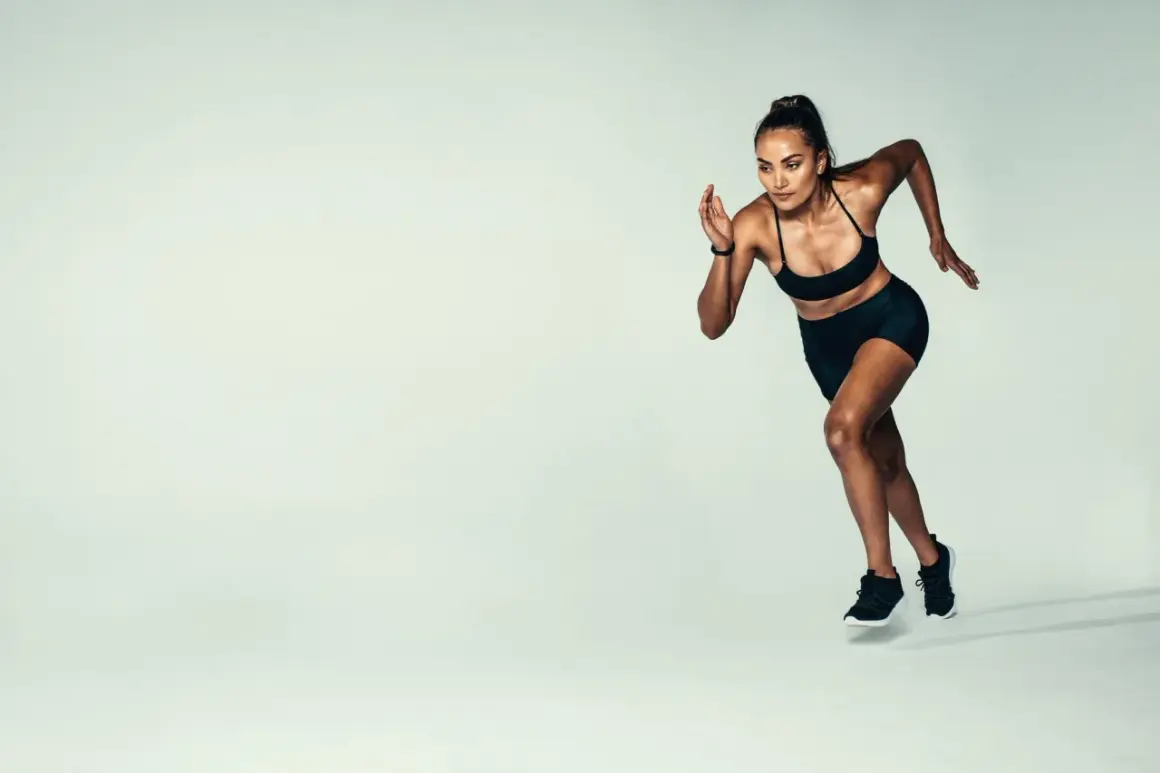 Une athlète en pleine course, incarnant la motivation, le sport et la santé. Sa détermination est palpable.