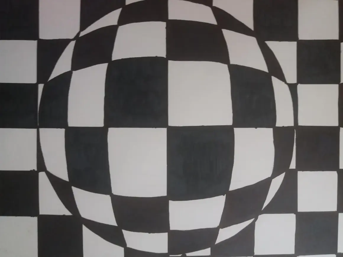 Iluzja 3D w stylu op art. Czarno-biała szachownica zakrzywia się, tworząc wrażenie kuli.