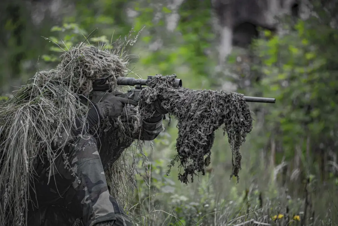 Un francotirador camuflado en un bosque, listo para la acción. El airsoft, un deporte que simula combates, requiere sigilo y estrategia.