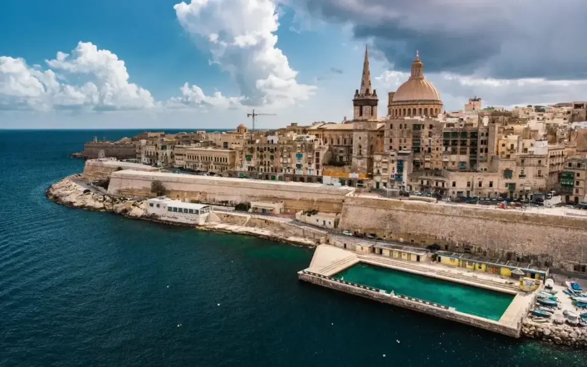 Malta, z jej zabytkową architekturą i błękitnym morzem, zachęca do zwiedzania. Czy Malta jest bezpieczna? Tak, to spokojne miejsce na wakacje.