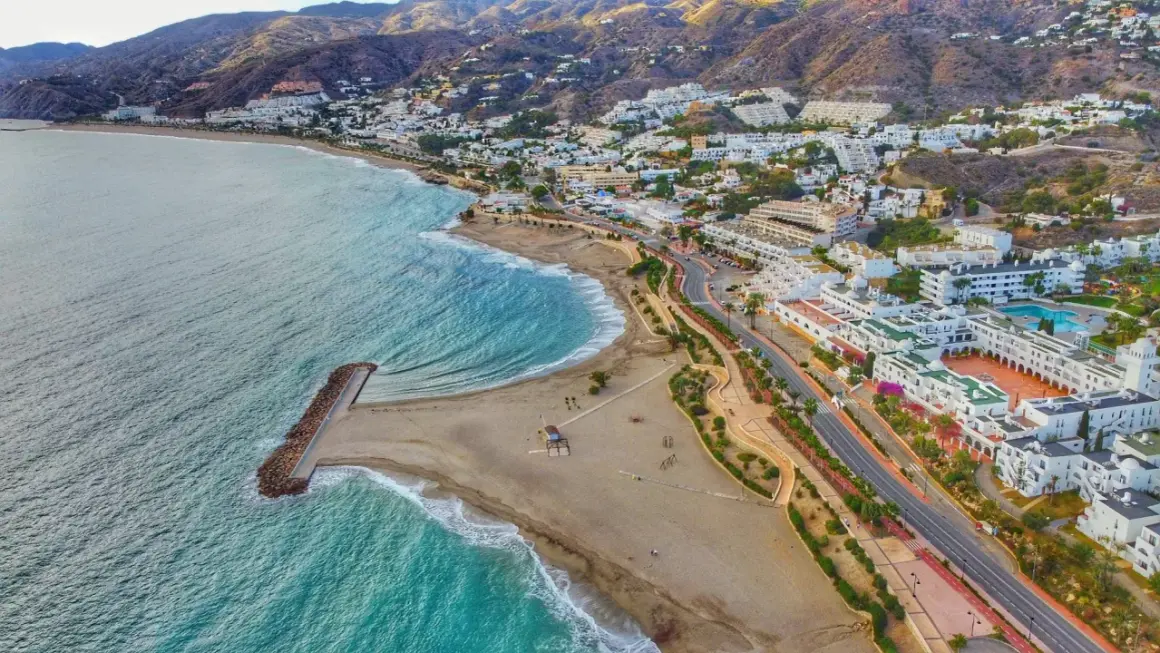 Vista aérea de las mejores playas de Mojácar, con arena dorada, aguas turquesas y un pintoresco paseo marítimo.
