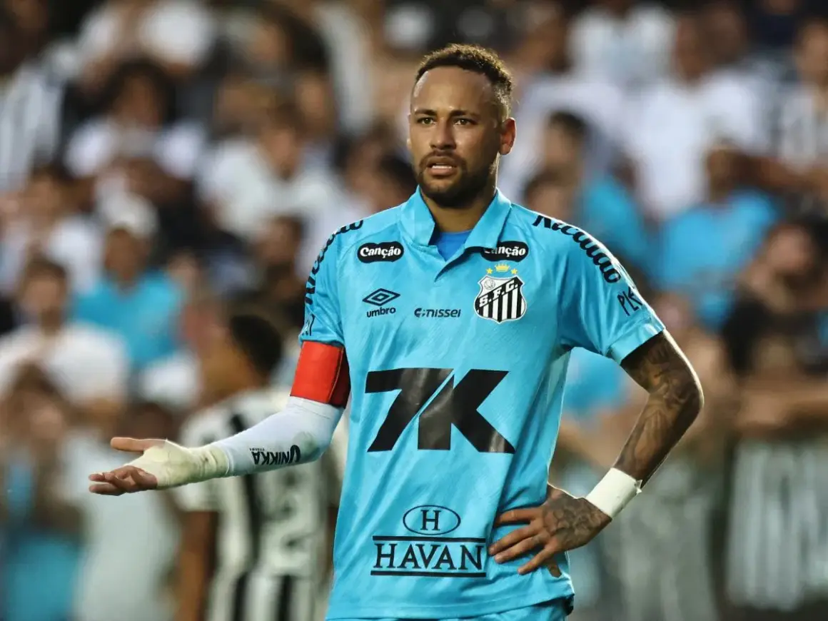 Piłkarz Neymar w jasnoniebieskiej koszulce Santos FC, z bandażem na ręce.