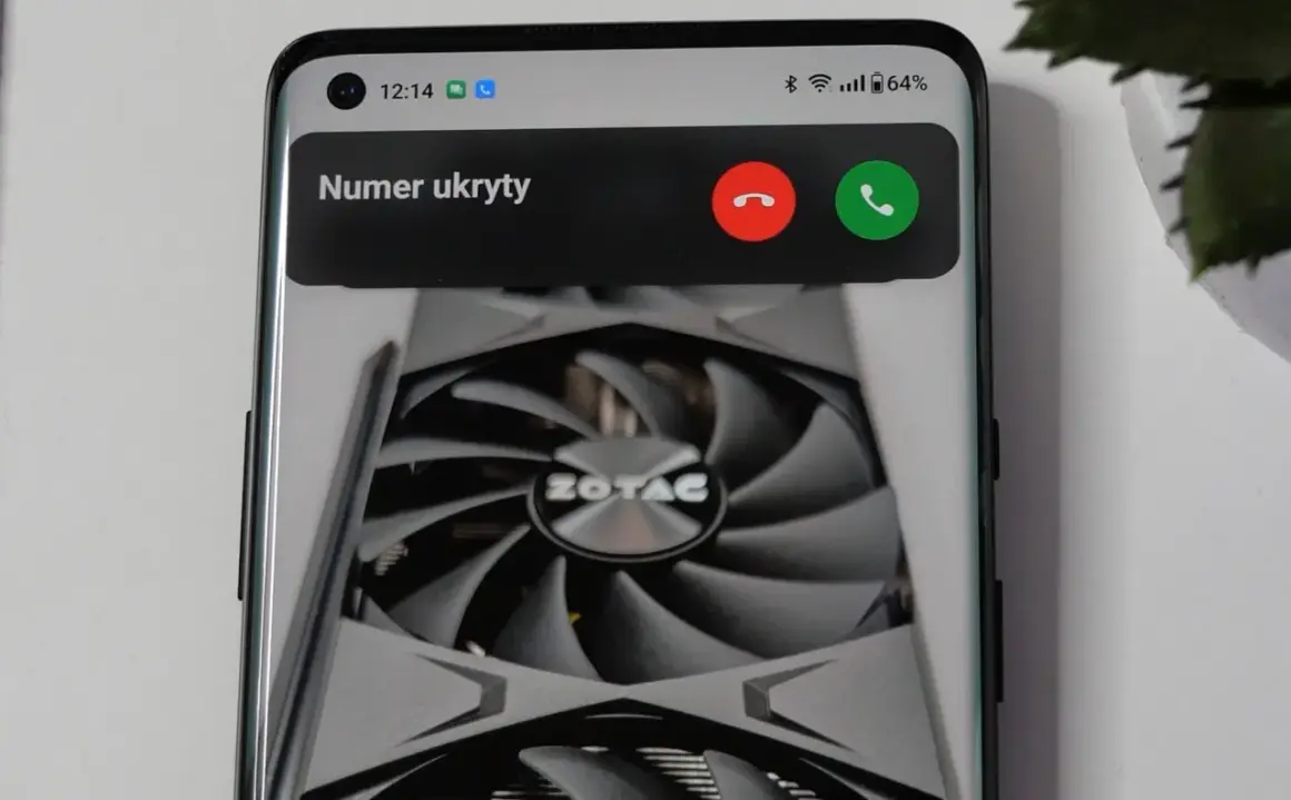 Telefon odbiera połączenie z numeru ukrytego. Dowiedz się, jak zrobić prywatny numer, aby dzwonić anonimowo.