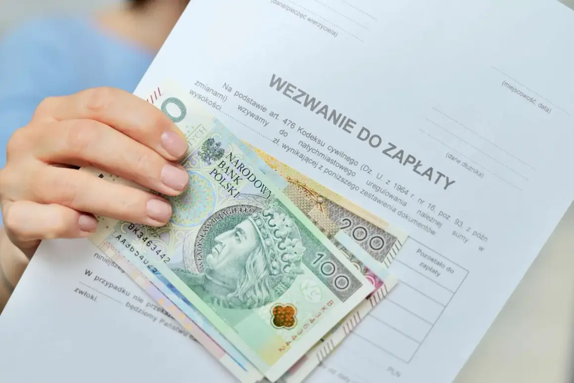 Dłoń trzyma wezwanie do zapłaty i polskie banknoty. Czy to odpowiedź na pytanie, ile zarabia komornik?