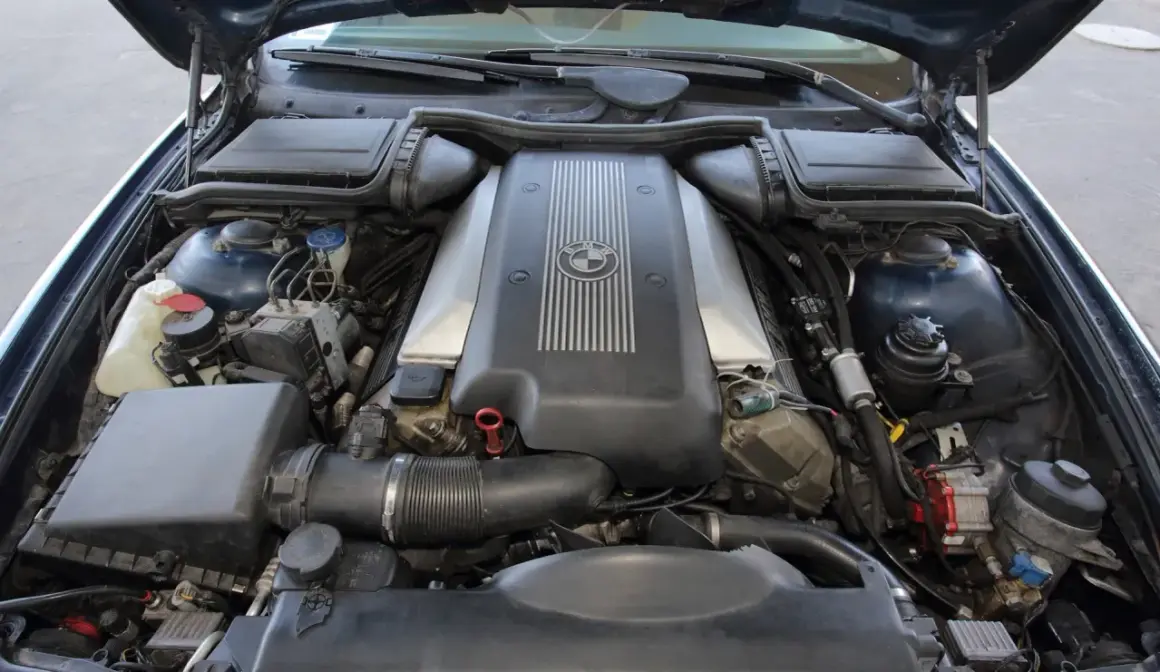 Silnik BMW V8, symbol niezniszczalne silniki diesla. Potężna jednostka napędowa gotowa do pracy.