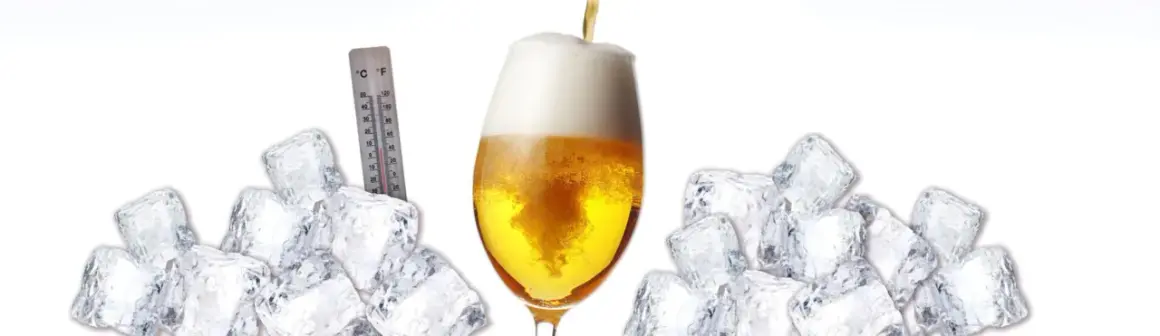 Ein Glas Bier wird mit Eiswürfeln und einem Thermometer umgeben, um zu zeigen, wie man das Bier kalt stellen kann.