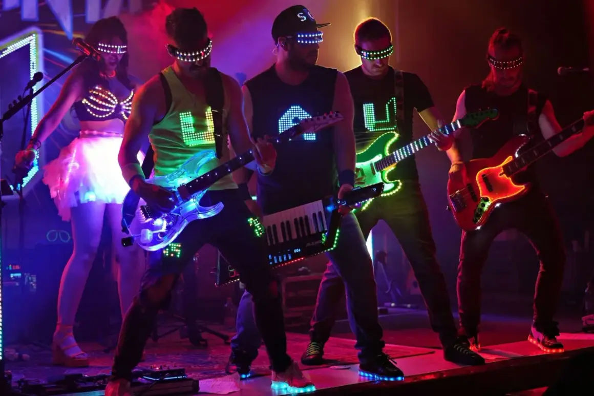 Una nuovanta band con abiti luminosi e occhiali LED suona sul palco, creando un'atmosfera elettrizzante.