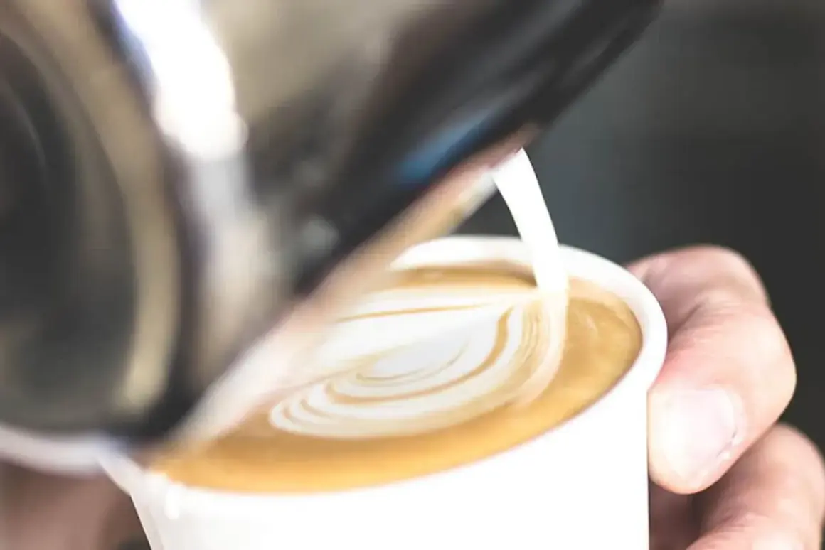 Latte art: il latte montato crea un cuore sulla schiuma del caffè.
