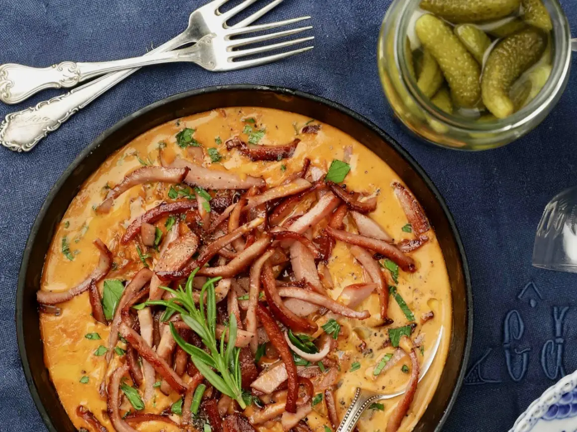 Krämig falukorv i panna, ett enkelt och gott falukorv recept. Serveras med inlagd gurka.