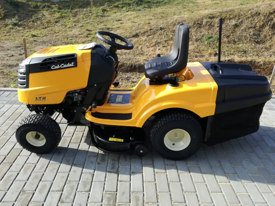 Żółty traktorek kosiarka Cub Cadet LT2 z koszem na trawę, gotowy do pracy w ogrodzie w województwie lubelskim.