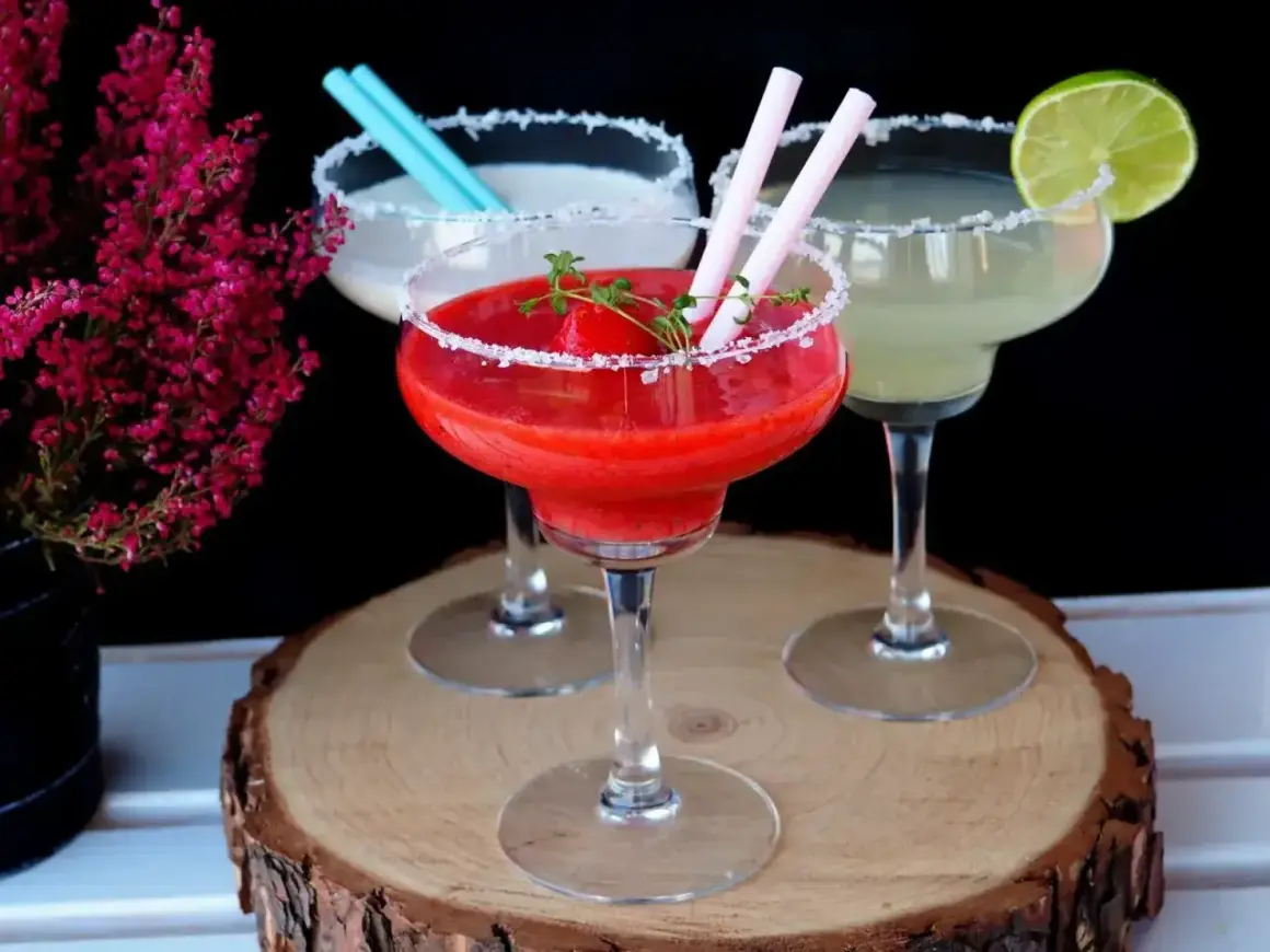Trzy drinki margarita: jedna truskawkowa, jedna biała i jedna zielona.