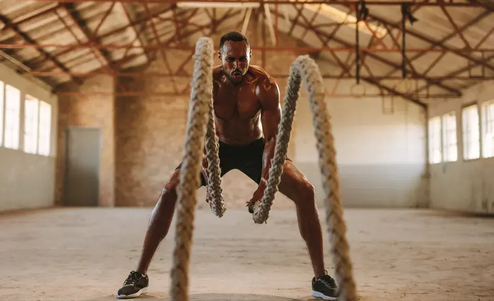 CrossFit: Trening dla każdego? Poznaj definicję i zacznij mądrze!