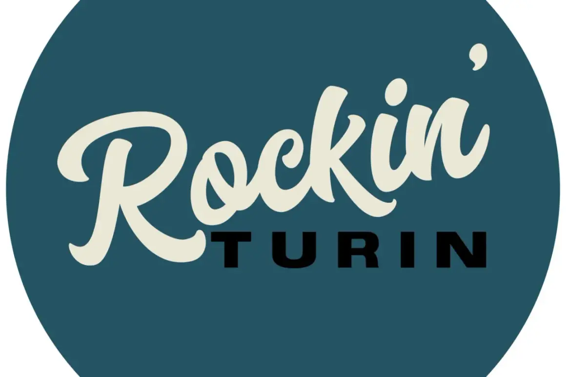 Logo "Rockin' Torino" in stile rockabilly, con testo bianco su sfondo blu petrolio.