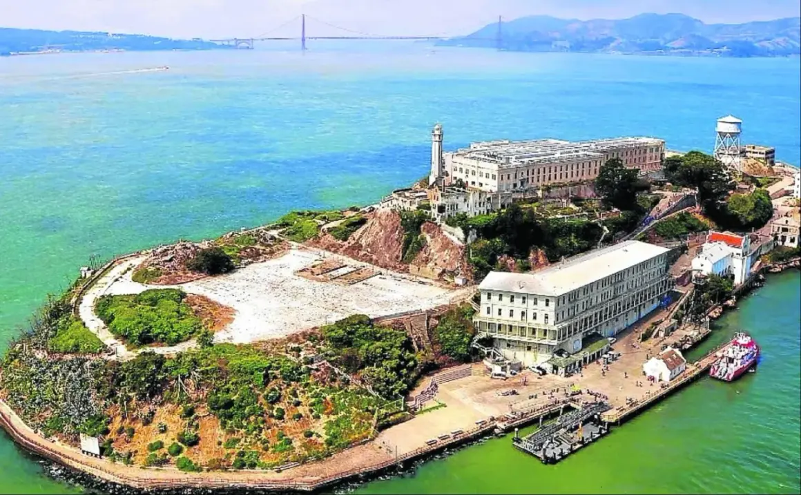 Isla de Alcatraz, la famosa alcatraz carcel, con el puente Golden Gate al fondo.