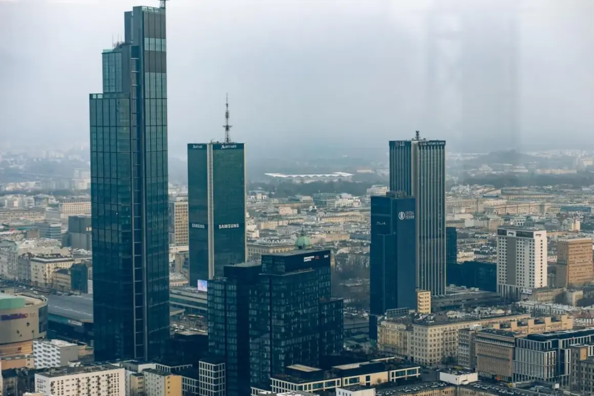 Warszawski krajobraz zdominowany przez wieżowce, w tym najwyższy budynek w Polsce. Widać też budynki z logotypami Samsung i Marriott.