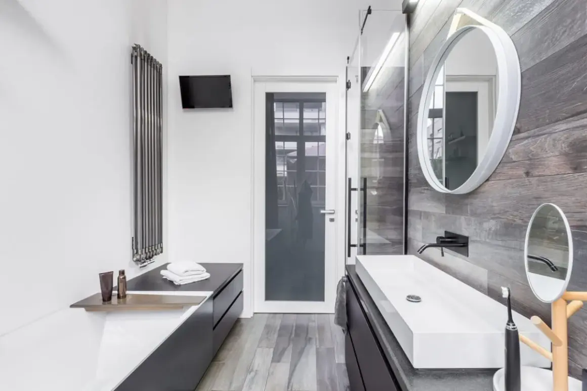 Modernes Badezimmer mit Dusche, Waschtisch und Badewanne. Perfekt, um Ihr Bad zu renovieren und einen stilvollen Look zu schaffen.