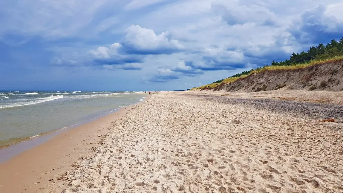 Łeba plaża wschodnia czy zachodnia – która jest lepsza dla Ciebie?