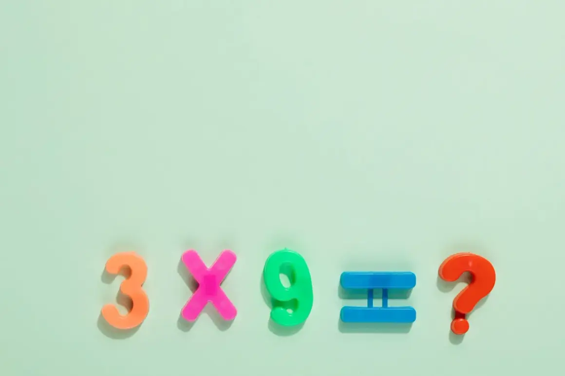 Kolorowe literki tworzą równanie: 3 x 9 = ?. To prosta gra łączenie liczb dla dzieci.