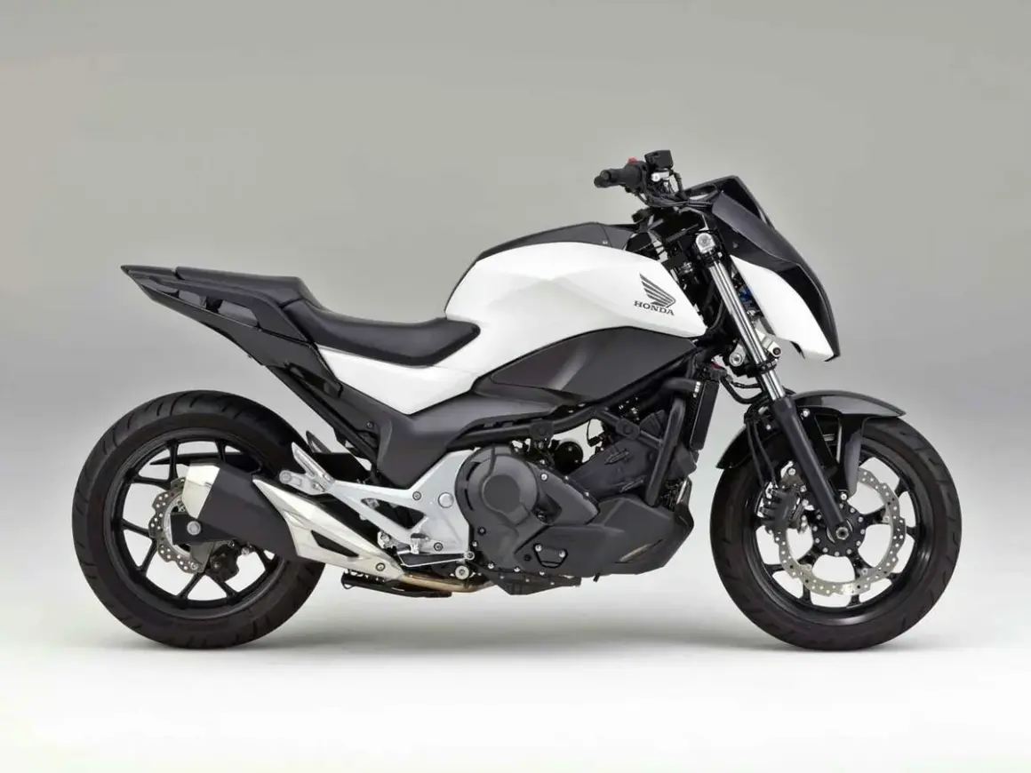 Honda moderna, blanca y negra, con diseño agresivo. Una moto ligera y potente lista para la aventura.