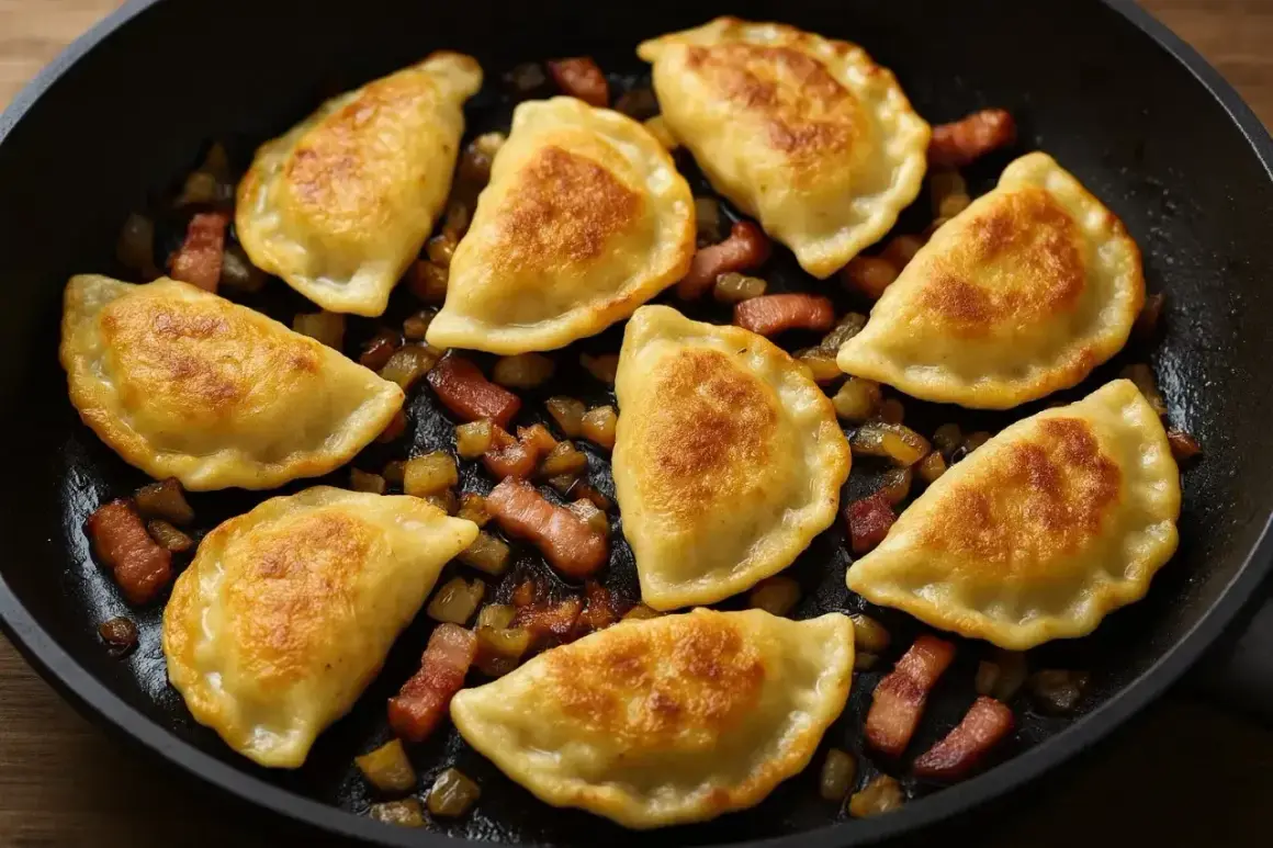 Złociste pierogi chłopskie smażone na patelni z chrupiącym boczkiem i ziemniakami. Pyszne danie prosto z kuchni.
