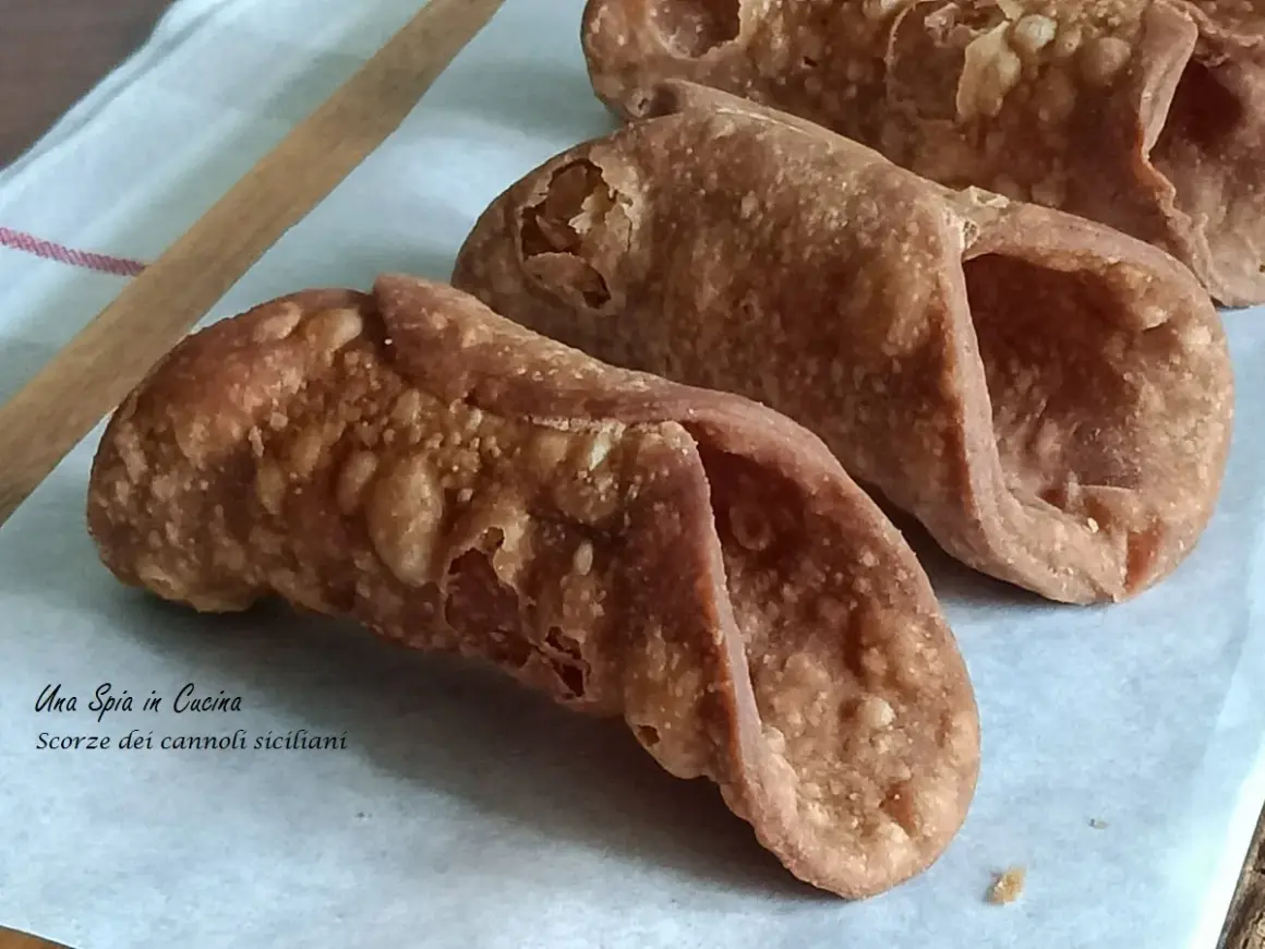 Scorze croccanti per cannoli siciliani ricetta originale, pronte per essere riempite.