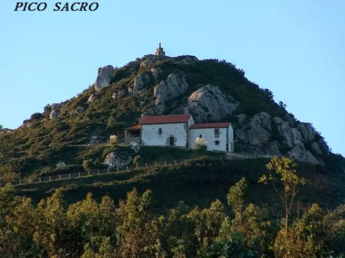 Edificio blanco con tejado rojo en la ladera rocosa del Pico Sacro.