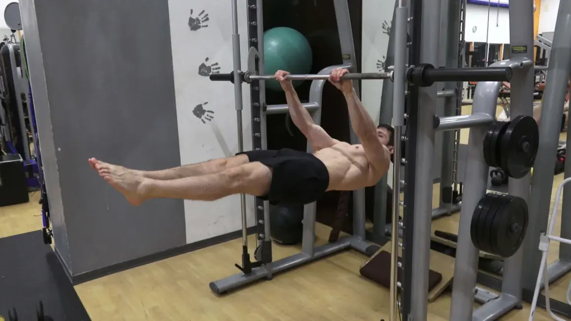 Uomo esegue un front lever calisthenics, tenendo una sbarra con le braccia tese e il corpo orizzontale.