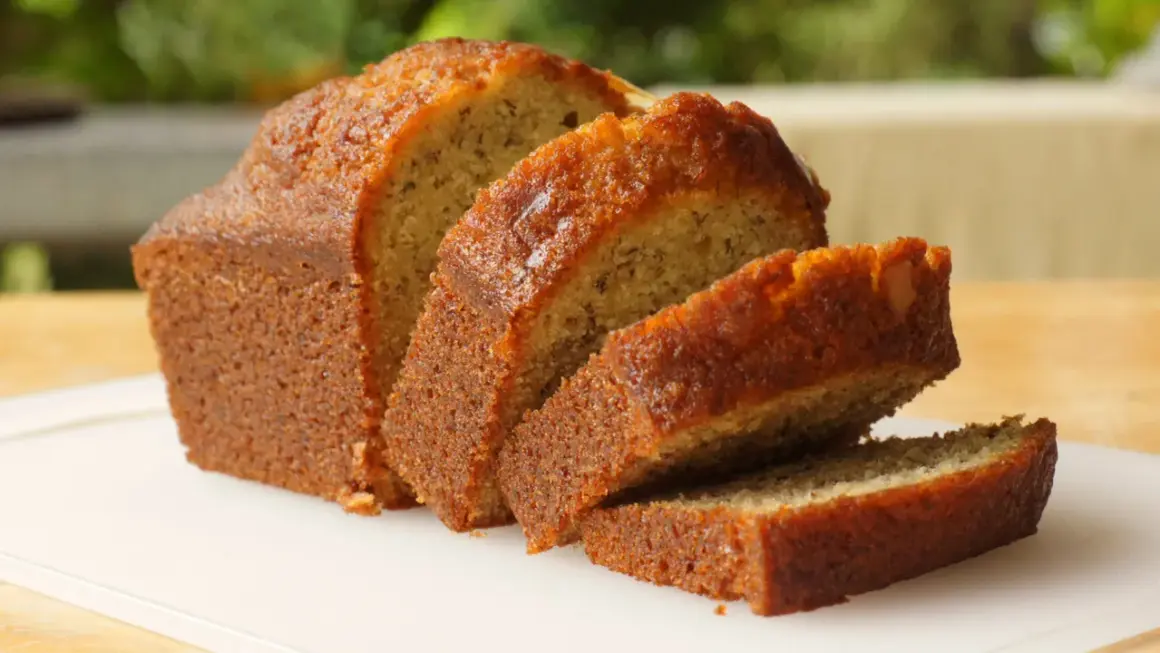 En saftig banankaka i sockerkaksform, perfekt skivad för att avnjutas.