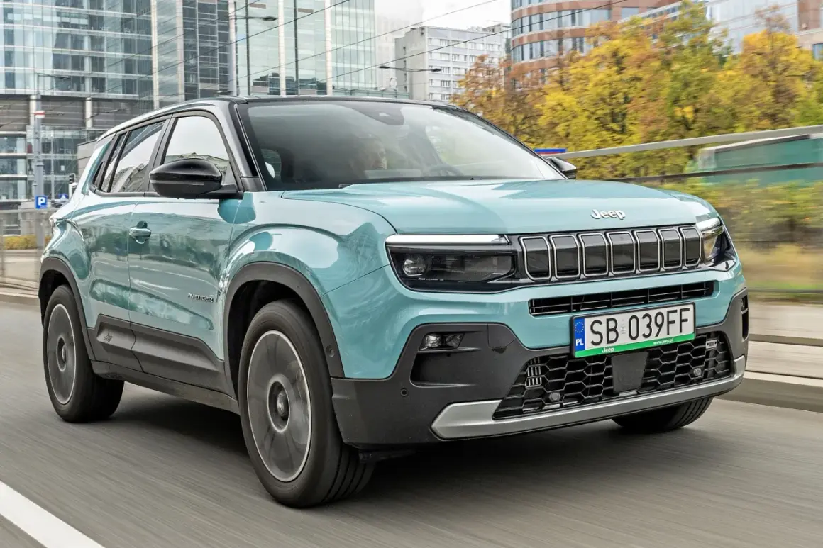 Turkusowy Jeep Avenger na ulicach miasta. Dostępny z różnymi silnikami, ten model to miejska przygoda.