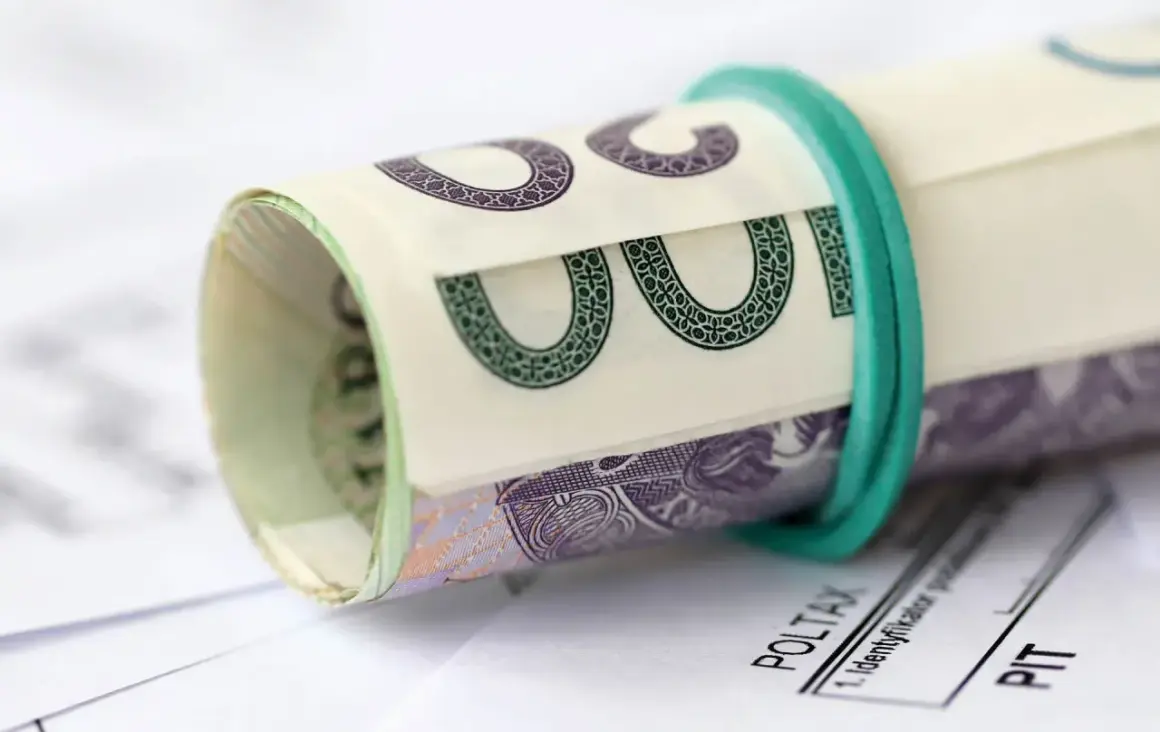 Zwijana banknot 100 zł na dokumentach PIT. Czy dodatek pielęgnacyjny jest opodatkowany?