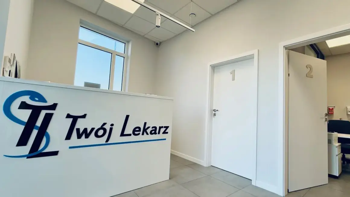 Recepcja "Twój Lekarz". Tu dowiesz się, kto to internista i umówisz wizytę. Drzwi 1 i 2.