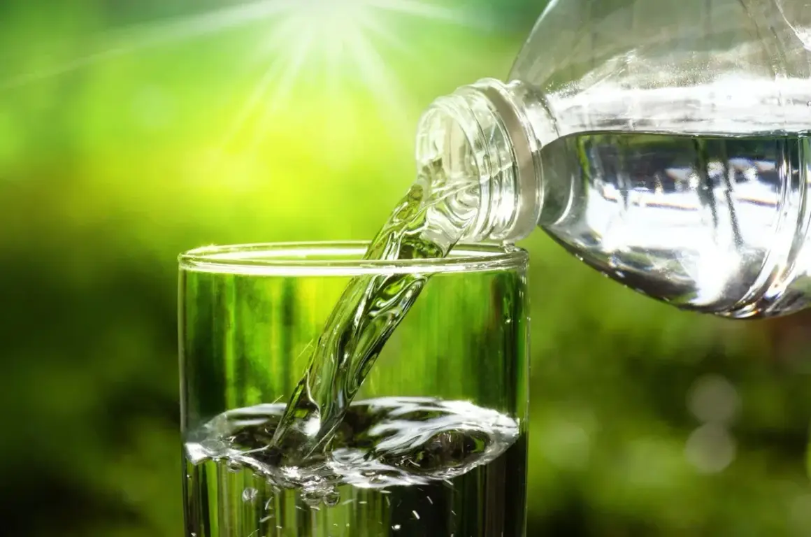 Verre rempli d'eau pure, versée d'une bouteille. L'eau du robinet, sans TDS, est rafraîchissante.