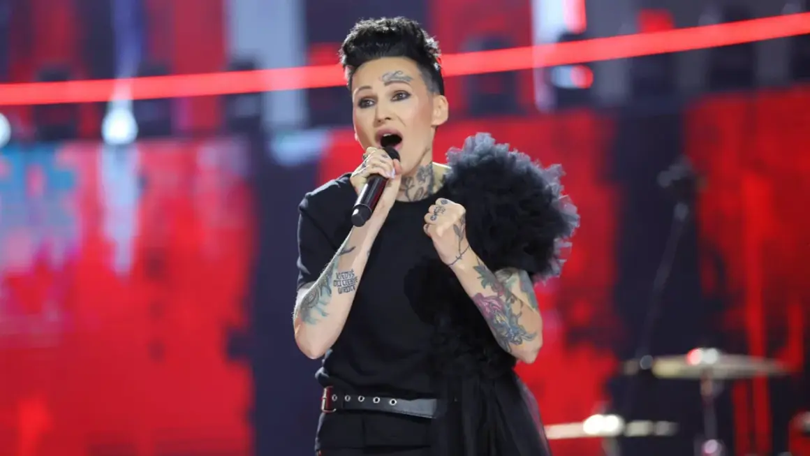 Agnieszka Chylińska śpiewa na scenie, przygotowując się do koncertów w 2026 roku. Jej charakterystyczny styl i tatuaże przyciągają wzrok.