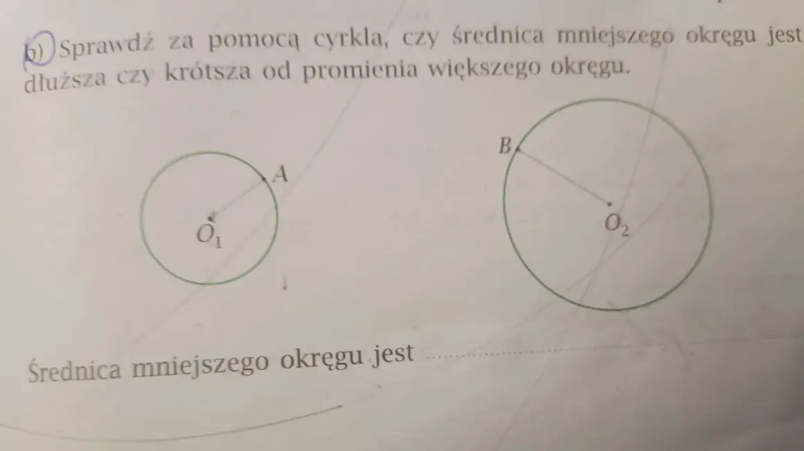 Dwa okręgi, jeden mniejszy z punktem A i środkiem O₁, drugi większy z punktem B i środkiem O₂. Pytanie dotyczy porównania średnicy mniejszego okręgu z promieniem większego.