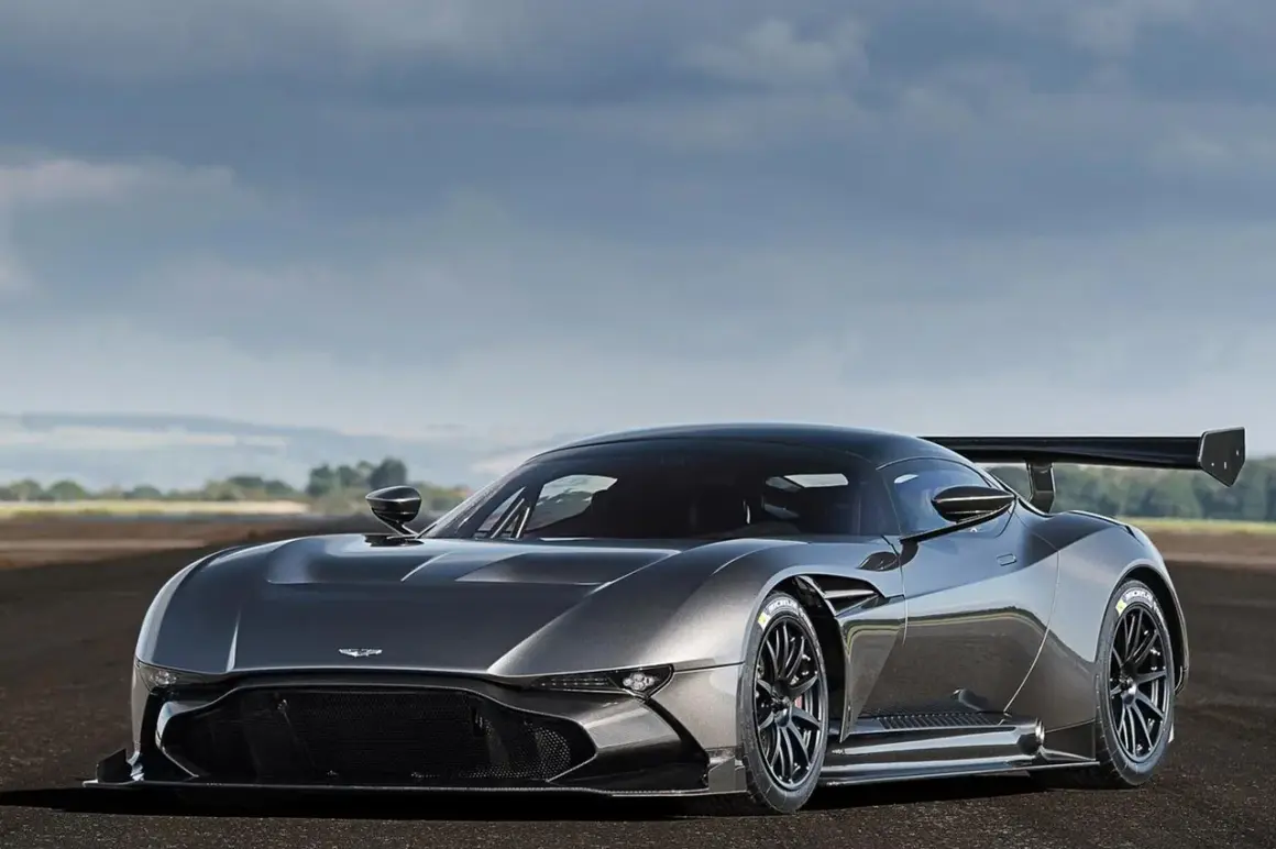 Aston Martin Vulcan, uno de los coches con mejor sonido, con su alerón trasero imponente y diseño agresivo.