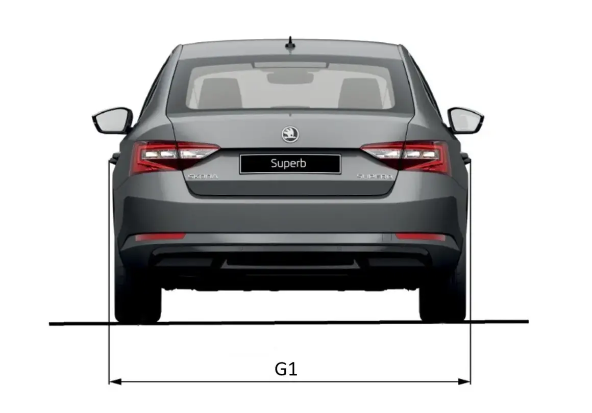 Grauer Skoda Superb von hinten mit Maßangabe G1 für die pkw breite.